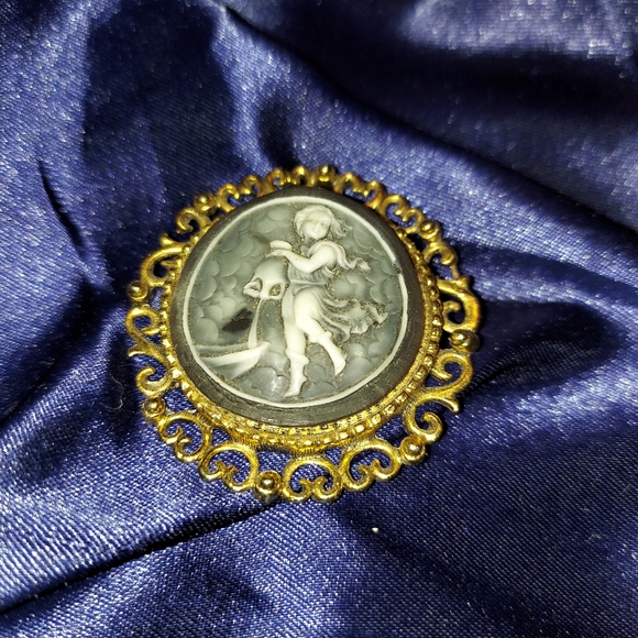 Cameo Brooch or Pendant, Boy w/ Waterpitcher, Goldtone, Unbranded. - Picture 13 of 13